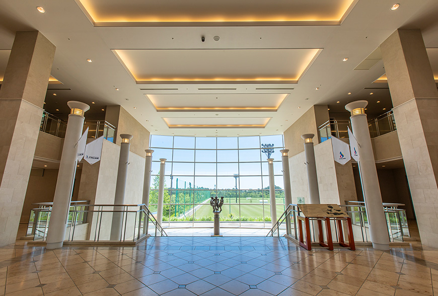 エントランスを入って右にお進みください。